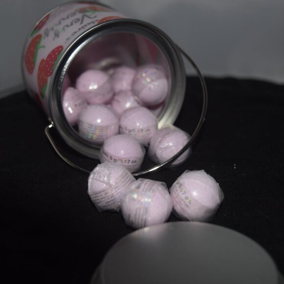 Claire's Very Berry tin of 16 mini bath bombs - Picture 3 of 4
